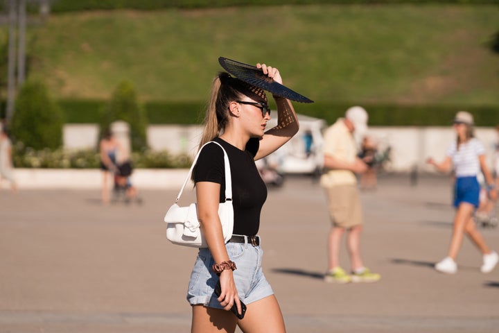 Una mujer camina por Madrid en plena ola de calor.