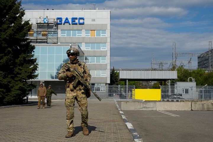 Ένας Ρώσος στρατιώτης περιφρουρεί σε μια περιοχή του πυρηνικού σταθμού Zaporizhzhia, στη νοτιοανατολική Ουκρανία, την 1η Μαΐου 2022.