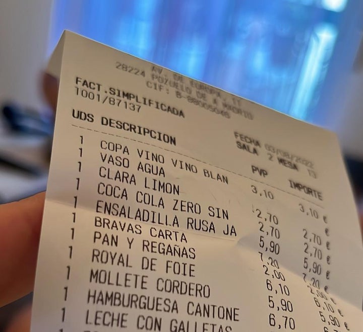 El ticket de la cuenta del restaurante.