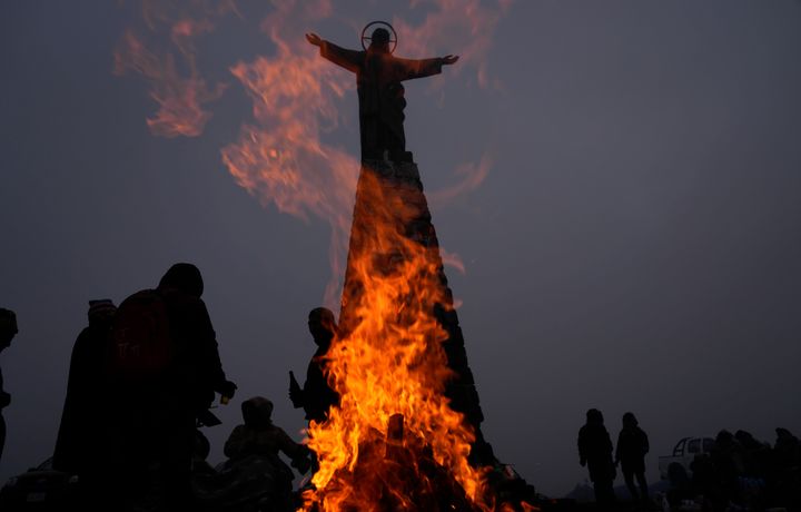 Οι άνθρωποι καίνε θυσίες προς τιμήν της «Pachamama», ή της Μητέρας Γης, στο La Cumbre, ένα βουνό που θεωρείται ιερό όπου στέκεται ένα άγαλμα του Ιησού Χριστού στα περίχωρα της Λα Παζ, στη Βολιβία, την Παρασκευή 5 Αυγούστου 2022. Σύμφωνα με την παράδοση , η Pachamama ξυπνά πεινασμένη και διψασμένη κάθε Αύγουστο μετά την περίοδο ξηρασίας και για να χορτάσει, οι θιασώτες της προσφέρουν δώρα όπως φρούτα, φύλλα κόκας, γλυκά και έμβρυα λάμα που θανατώθηκαν σε φωτιά.