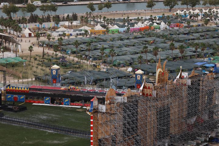 Φωτογραφία από τον χώρο του μουσικού φεστιβάλ Medusa μετά τους ισχυρούς ανέμους που προκάλεσαν την κατάρρευση μέρους μιας σκηνής, στην Κουγέρα, κοντά στη Βαλένθια της Ισπανίας.