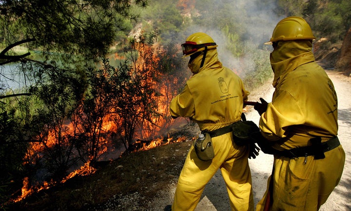 Foto de archivo de bomberos apagando un incendio en Murcia.