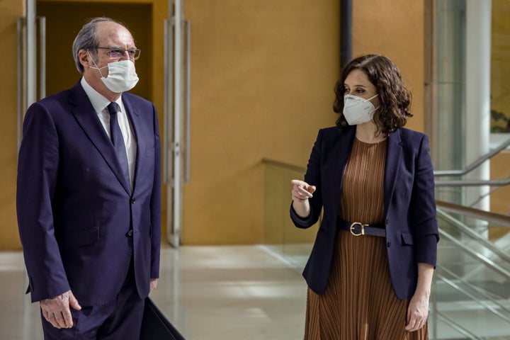 El Defensor del Pueblo de España, Ángel Gabilondo, y la presidenta de la Comunidad de Madrid, Isabel Díaz Ayuso.