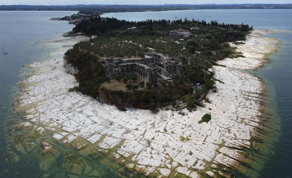 Όψη της χρσονήσου Σιρμιόνε της λίμνης Γκάρντα στην Ιταλία, χθες Παρασκευή.