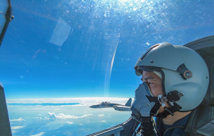 Un piloto participa en las maniobras militares del Ejército chino junto a Taiwán.