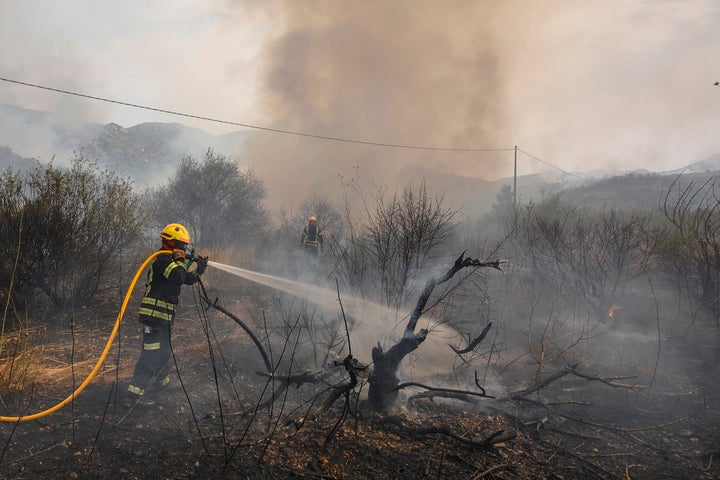 Continúan las labores de extinción del incendio forestal declarado en la en Vall d'Ebo (Alicante).