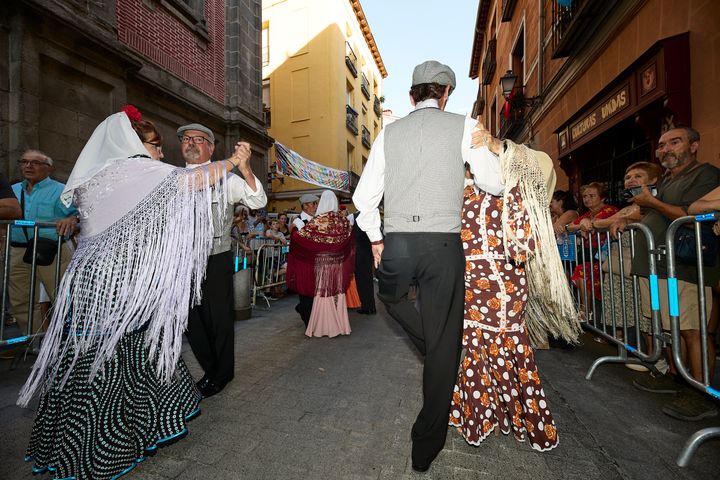 Personas bailando en el centro de Madrid.