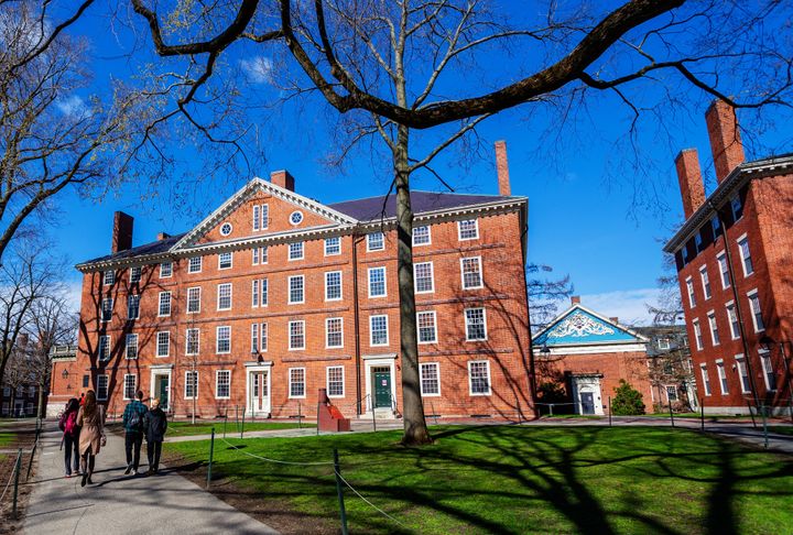 La universidad de Harvard lidera por vigésimo año consecutivo la lista. 