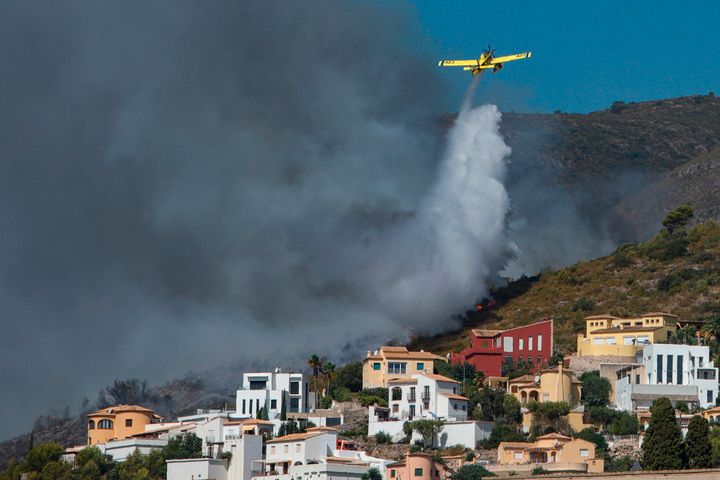 El incendio forestal que se inició la noche del sábado en Vall d'Ebo (Alicante).
