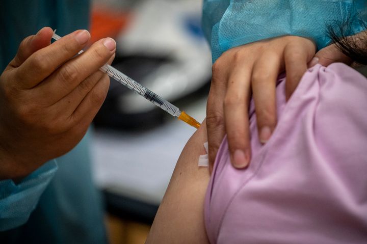 Una persona recibiendo la vacuna de la covid-19.