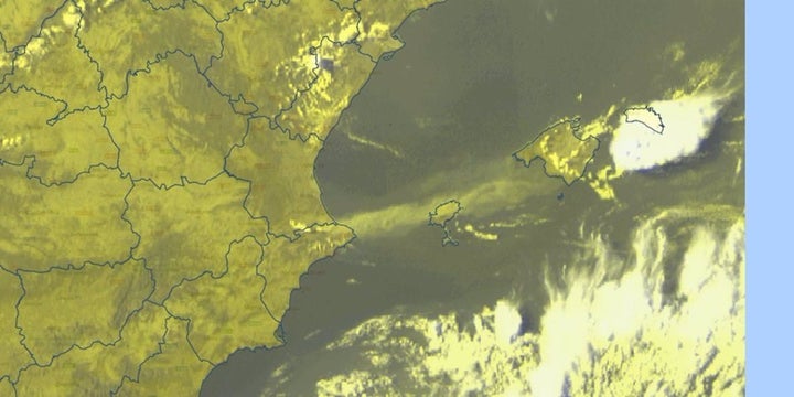 El humo de los incendios de Bejis y Vall d'Ebo llega a Mallorca.