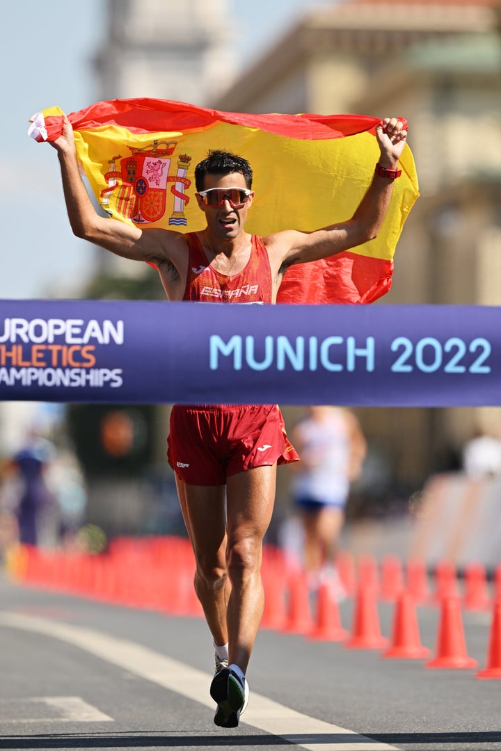 Miguel Ángel López celebra su triunfo en la competición de marcha, celebrada en Munich, Alemania.