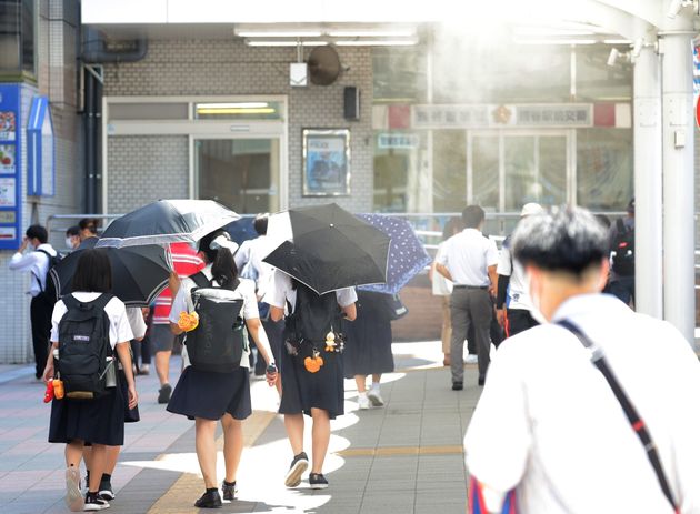 猛暑／強い日差しの熊谷。強い日差しが注ぐJR熊谷駅前を歩く人たち＝8月2日、埼玉県熊谷市
