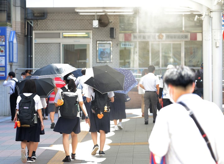 猛暑／強い日差しの熊谷。強い日差しが注ぐJR熊谷駅前を歩く人たち＝8月2日、埼玉県熊谷市