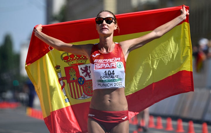 Raquel González celebrando el segundo puesto en la carrera de 35 kilómetros marcha.