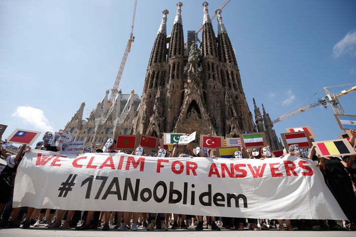 "Pedimos respuestas", dice la pancarta de unos manifestantes ante la Sagrada Familia, el 17 de agosto de 2019, reclamando más atención para las víctimas.