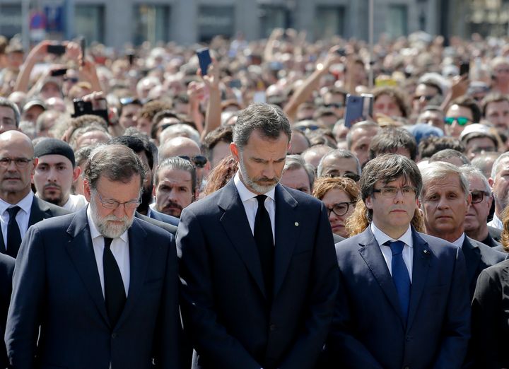 Mariano Rajoy, el rey Felipe y Carles Puigdemont, el 18 de agosto de 2017, en un minuto de silencio por las víctimas en Barcelona. 
