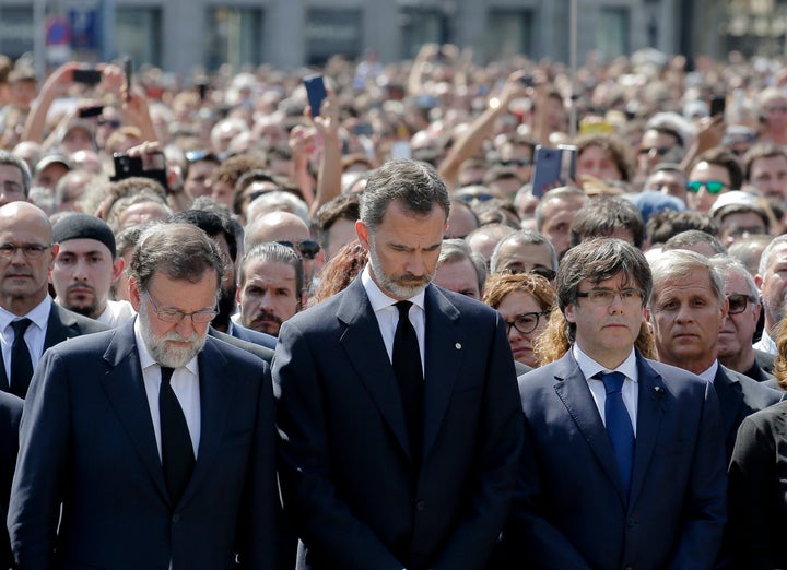 Mariano Rajoy, el rey Felipe y Carles Puigdemont, el 18 de agosto de 2017, en un minuto de silencio por las víctimas en Barcelona.