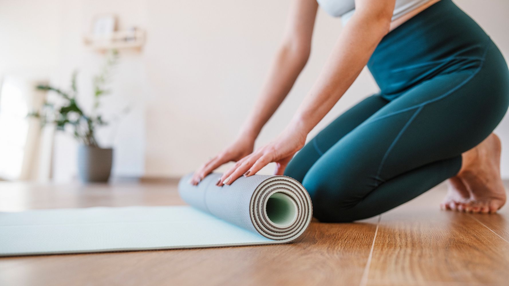 JadeYoga Travel Yoga Mat - Packable, Lightweight, and Portable Yoga Mat -  Non-Slip Natural Rubber Mat for Women & Men - Great for Yoga, Home, Gym