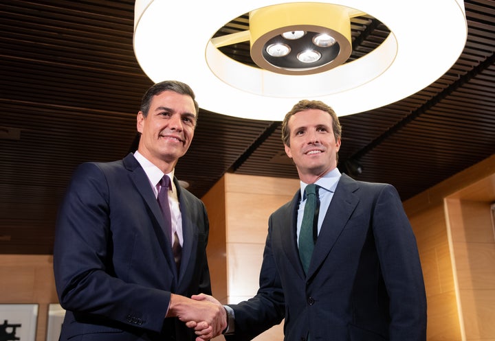 Pedro Sánchez junto al exlíder del PP, Pablo Casado.