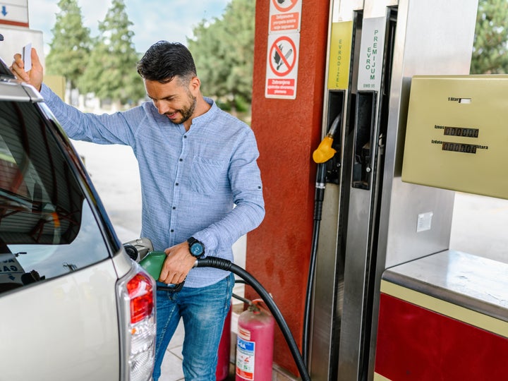 Man refuel the car
