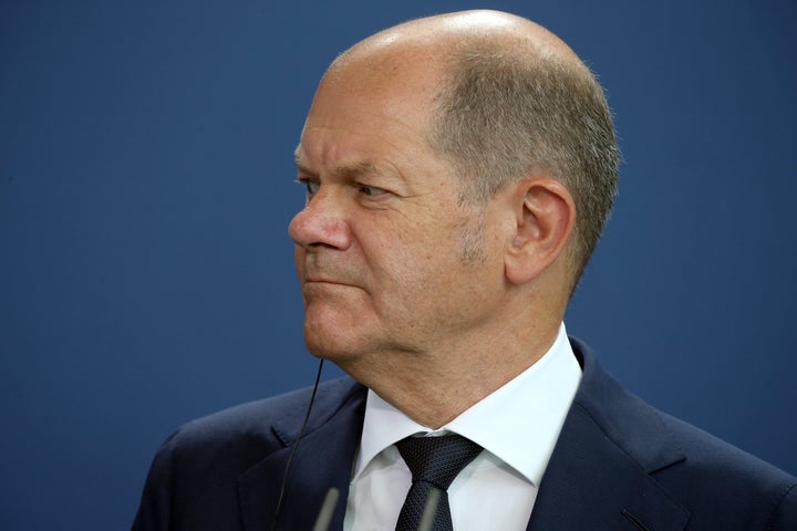 La cara de Olaf Scholz mientras escuchaba a Abbas en la rueda de prensa.