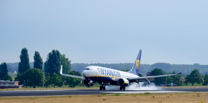 Un avión de la compañía Ryanair aterrizando en el aeropuerto de Bruselas, Bélgica.