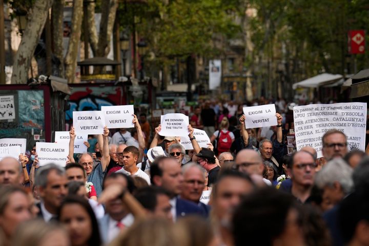 Protestas en Barcelona exigiendo saber "la verdad", cuando se cumple el quinto aniversario de los atentados de Las Ramblas y Cambrils. 