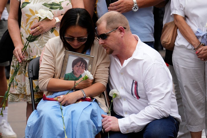 Los padres de Julian, el niño australiano muerto en Las Ramblas, participan en el homenaje con su retrato y sus juguetes.