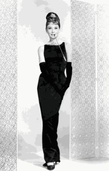 Η Όντρει Χέπμπορν στην ταινία «Πρόγευμα στο Τίφανις», του 1961, με την εμβηλματική μαύρη τουαλέτα, το στυλ της οποίας ακόμη και σήμερα εμπνέει εκατοντάδες γυναίκες.
