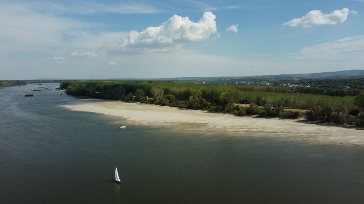 Το βάθος του νερού είναι λιγότερο από το μισό του συνηθισμένου επιπέδου του Αυγούστου, τόσο στον Δούναβη, όσο και στον μεγάλο παραπόταμό του, τον Σάβο.