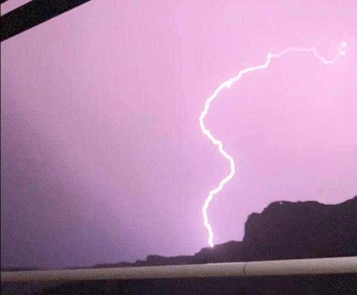 Este rayo fue lo último que vieron en Alpatró antes de comenzase a subir la columna de humo rojo en el Vall de Gallinera.