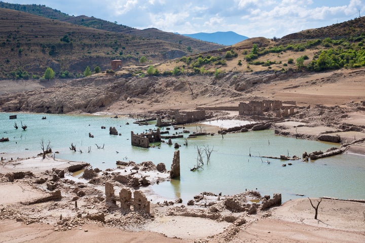Edificios resurgen tras la escasez de agua en embalses y pantanos.