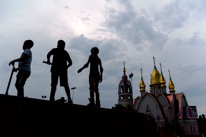 17 Αυγούστου 2022 παιδιά παίζουν δίπλα σε μια εκκλησία στο Ντνίπρο της Ουκρανίας. 