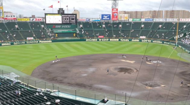 雨で試合開始が遅れていた阪神甲子園球場（2022年8月18日）