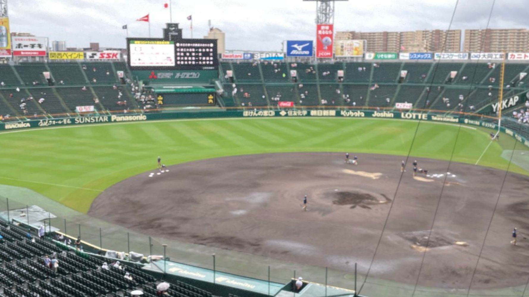 阪神園芸の 神整備 に称賛 もはや日本の宝 雨でぬかるんだ甲子園球場が約1時間で元通り 過去のビフォーアフターも凄かった ハフポスト News