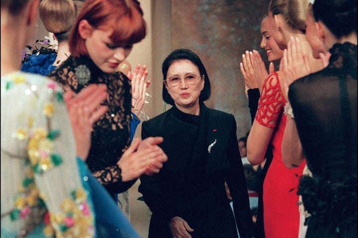 亡くなったファッションデザイナーの森英恵さん(1998年撮影)