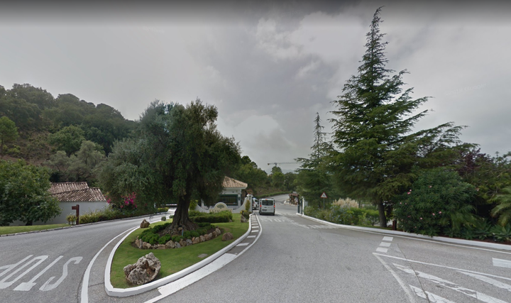 Entrada a la urbanización Coto Zagaleta en Benahavís.
