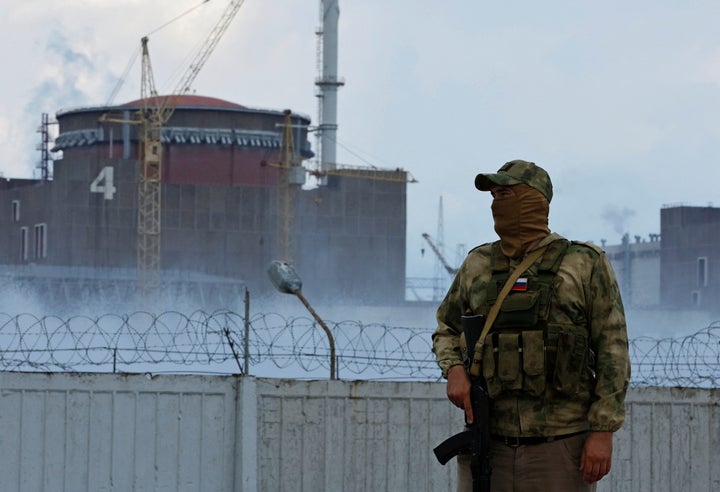 Un militar ruso se mantiene a las puertas de la central nuclear de Zaporiyia