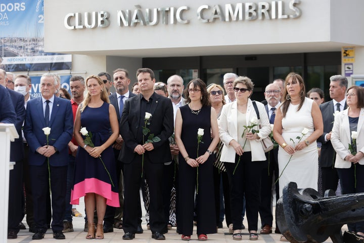 El presidente de las Cortes de Aragón Javier Sada (i) la delegada del Gobierno en Cataluña, Maria Eugénia Gay (2i), el alcalde de Cambrils, Oliver Klein (c), la consellera de Feminismes de la Generalitat, Tània Verge (3d) y la consejera de Sanidad de Aragón Sira Ripollés (d) participan este jueves en el minuto de silencio durante el quinto aniversario del atentado en esta localidad costera horas después del ataque en las Ramblas de Barcelona el 17A de 2017, cuando cinco terroristas, que acabaron siendo abatidos, mataron de madrugada a una persona y lesionaron a otras siete.
