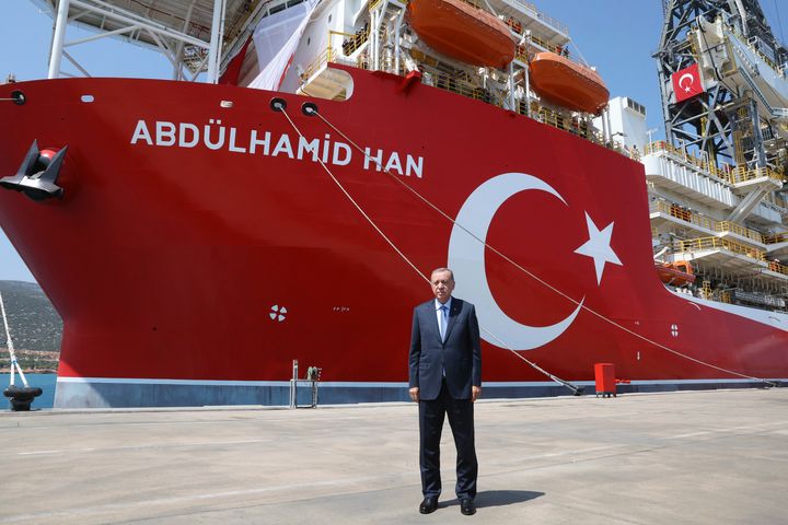 Σε αυτή τη φωτογραφία που παρέχεται από την Τουρκική Προεδρία, ο Πρόεδρος της Τουρκίας Ρετζέπ Ταγίπ Ερντογάν στέκεται μπροστά από το πλοίο Abdulhamid Han, στη Μερσίνα της Τουρκίας, την Τρίτη, 9 Αυγούστου 2022. Ο Ερντογάν εγκαινίασε το νεότερο και μεγαλύτερο πλωτό γεωτρύπανο της χώρας που είπε τότε ότι θα κατευθυνόταν προς ένα σημείο βορειοδυτικά της Κύπρου στην ανατολική Μεσόγειο, το οποίο δεν διεκδικεί καμία άλλη χώρα. Η Τουρκία εμπλέκεται σε ανοιχτή διαφωνία με την Ελλάδα και την Κύπρο για τα θαλάσσια σύνορα και τα υπεράκτια ενεργειακά δικαιώματα, προκαλώντας με τη στάση της μεγάλες εντάσεις στην ανατολική Μεσόγειο πριν από δύο χρόνια. (Turkish Presidency via AP)