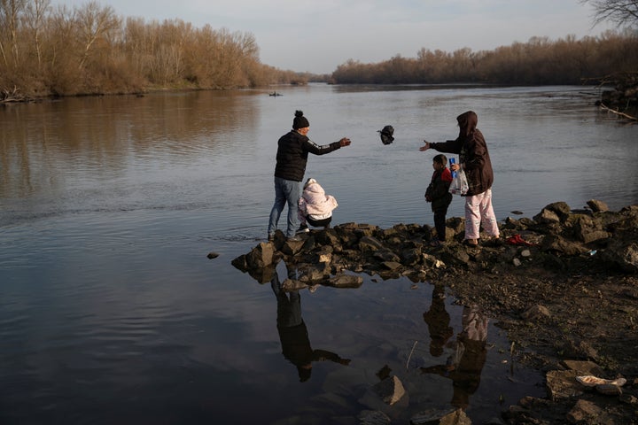 Un grupo de niños y adultos migrantes en el río Evros, entre Turquía y Grecia, el marzo de 2020.