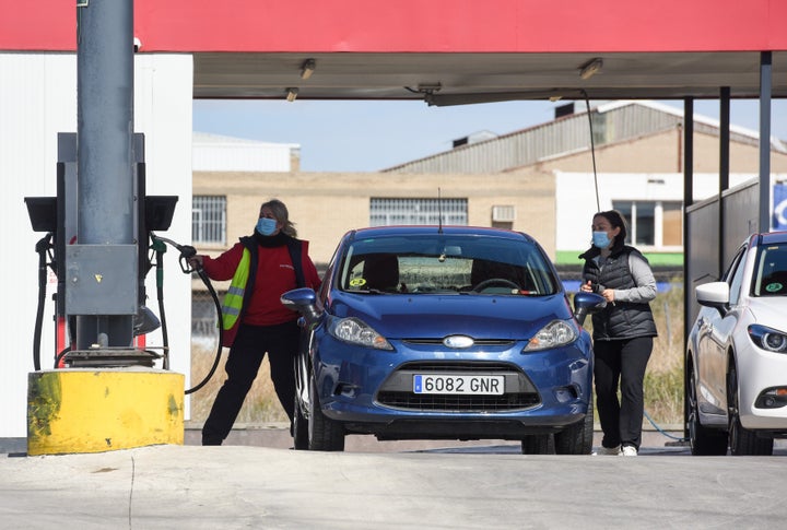 Una expendedora surte de gasolina a una clienta en una gasolinera de Madrid, el pasado marzo.