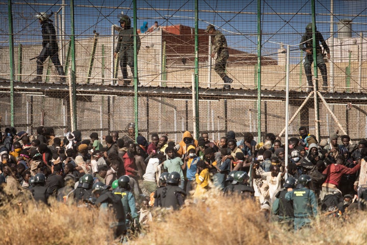 Los migrantes, tratando de saltar la valla de Melilla, el pasado 24 de junio.