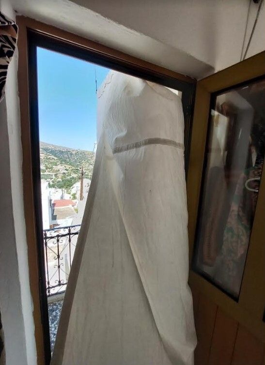 Αυτοσχέδιο δοκιμαστήριο ρούχων με καραβόπανο στο μπαλκόνι με την άπλετη θέα.