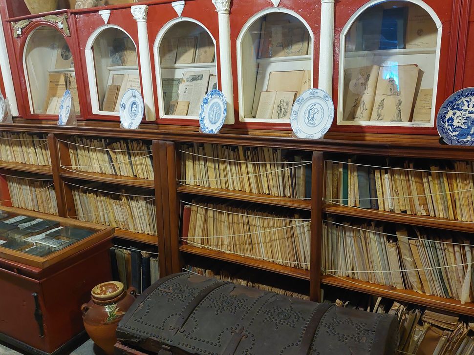 Κομμάτι της βιβλιοθήκης και του αρχείων του Μουσείου Φαλτάιτς που περιλαμβάνουν φύλλα του Τύπου της εποχής του πατέρα του ιδρυτή του.