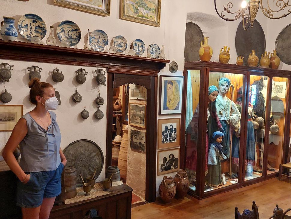 Ξενάγηση στο Λαογραφικό Μουσείο Φαλτάιτς που διασώζει ένα μεγάλο μέρος της Σκυριανής παράδοσης. 