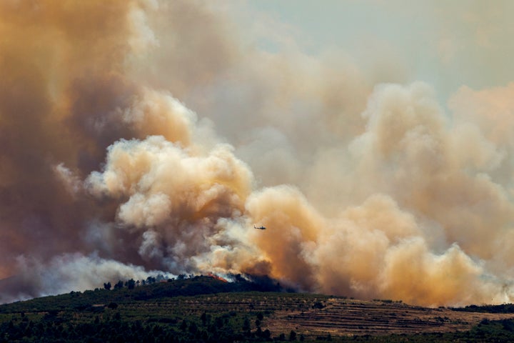 Los servicios de Emergencias de la Generalitat Valenciana han ordenado el confinamiento preventivo de los vecinos de Alcublas (Valencia) por el humo que llega a la zona procedente del incendio originado en Bejís.