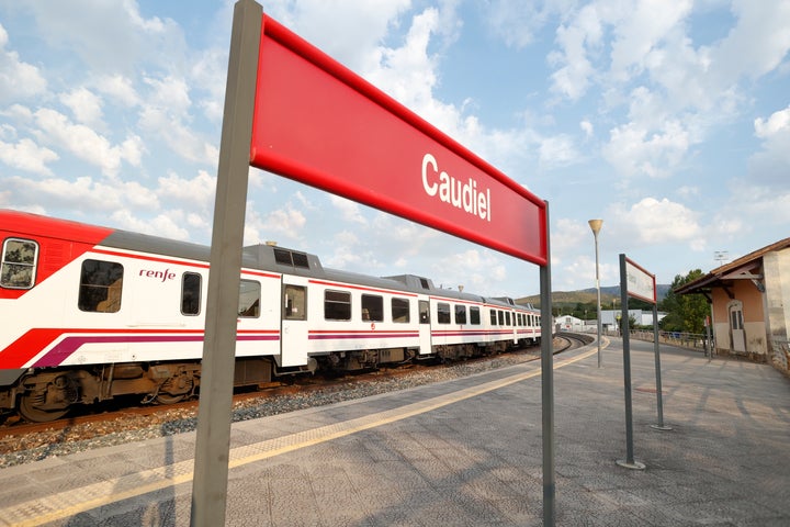 Los diez heridos que han sido atendidos por lesiones, entre ellos cuatro por quemaduras, en un incidente ocurrido en el tren que circulaba a la altura de Torás.