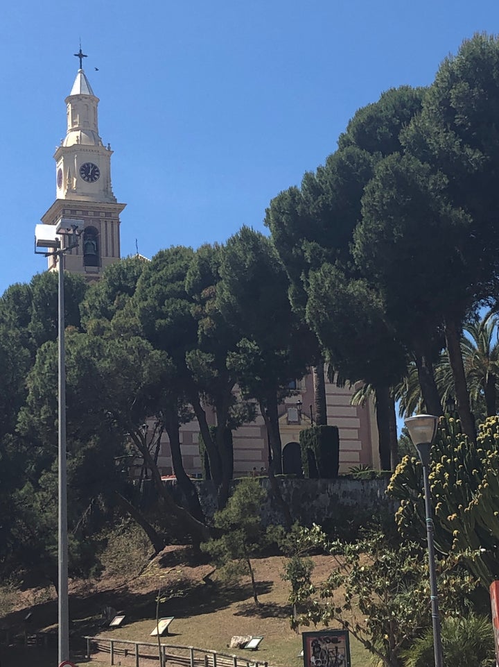 Uno de los caminos del Parque de los Pueblos de América, con el Santuario de Nuestra Señora de la Cabeza al fondo.